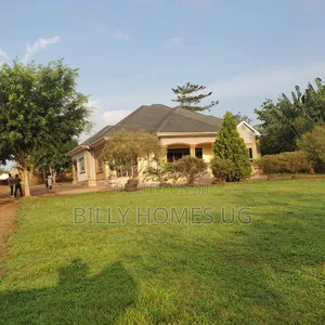 4bdrm Bungalow in Busukuma for sale