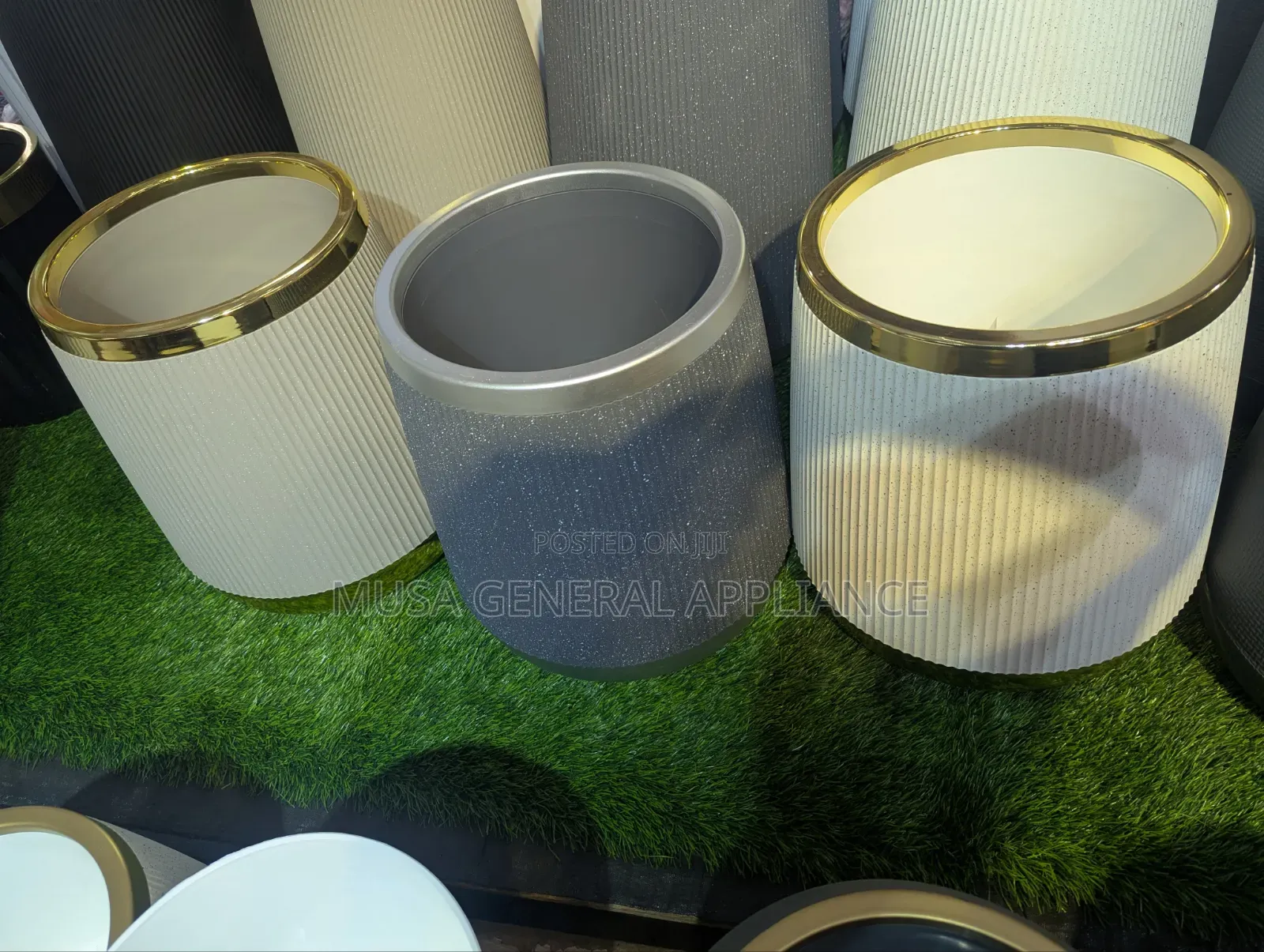 Fashionable Round Trash Can