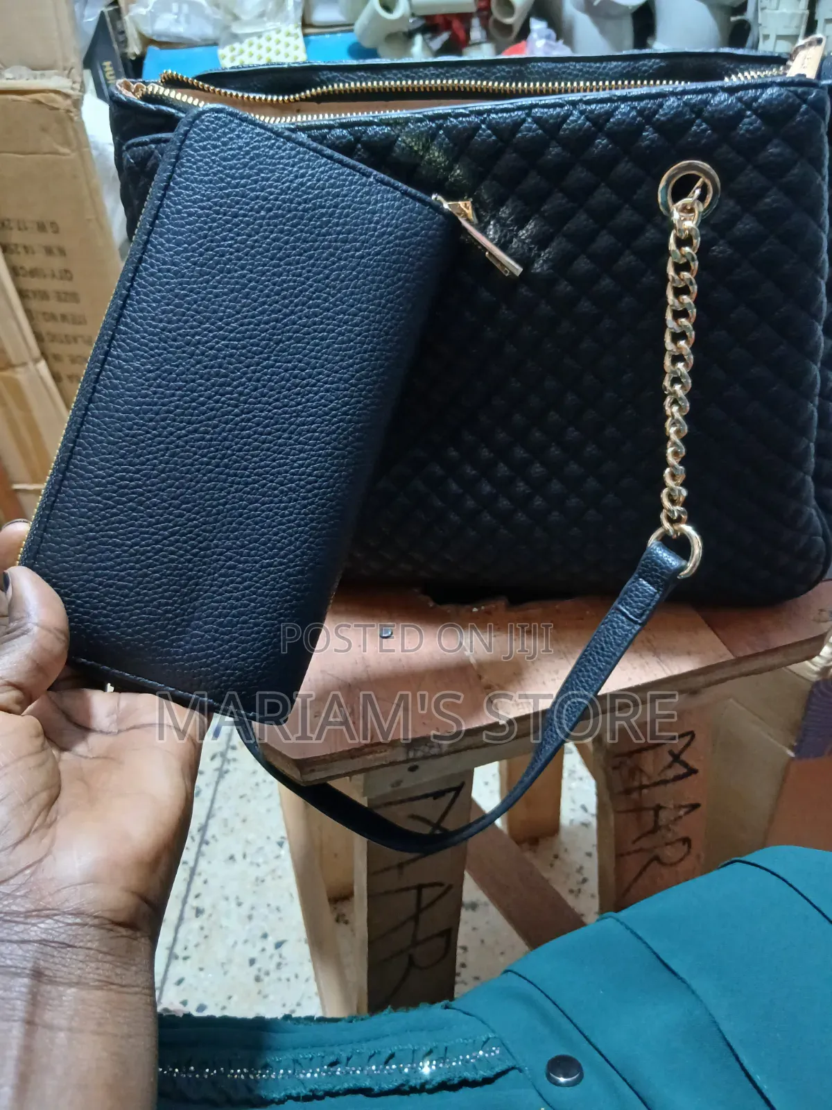 Black Quilted Chrisrosy Shoulder Handbag Sleek Gold-Tone Chain