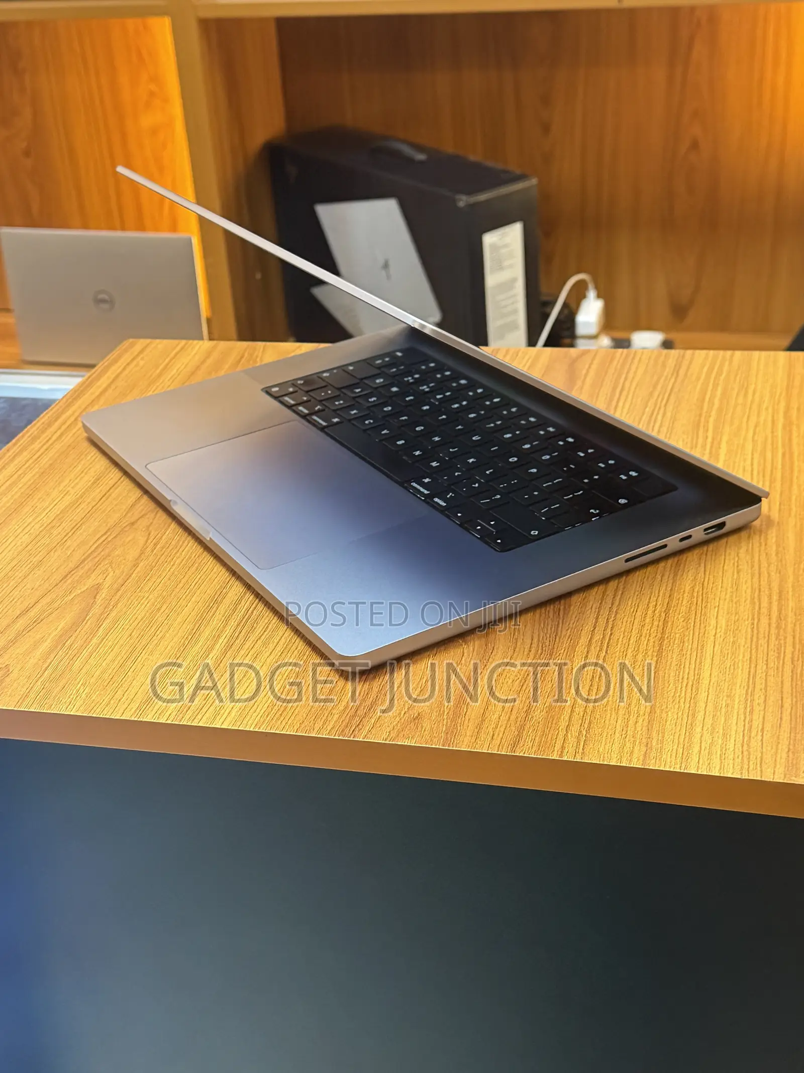 New Laptop Apple MacBook Pro 2023 M2 16GB Intel Core i7 SSD 512GB