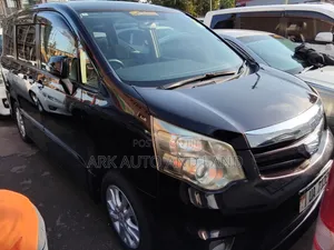 Toyota Noah 2012 Purple