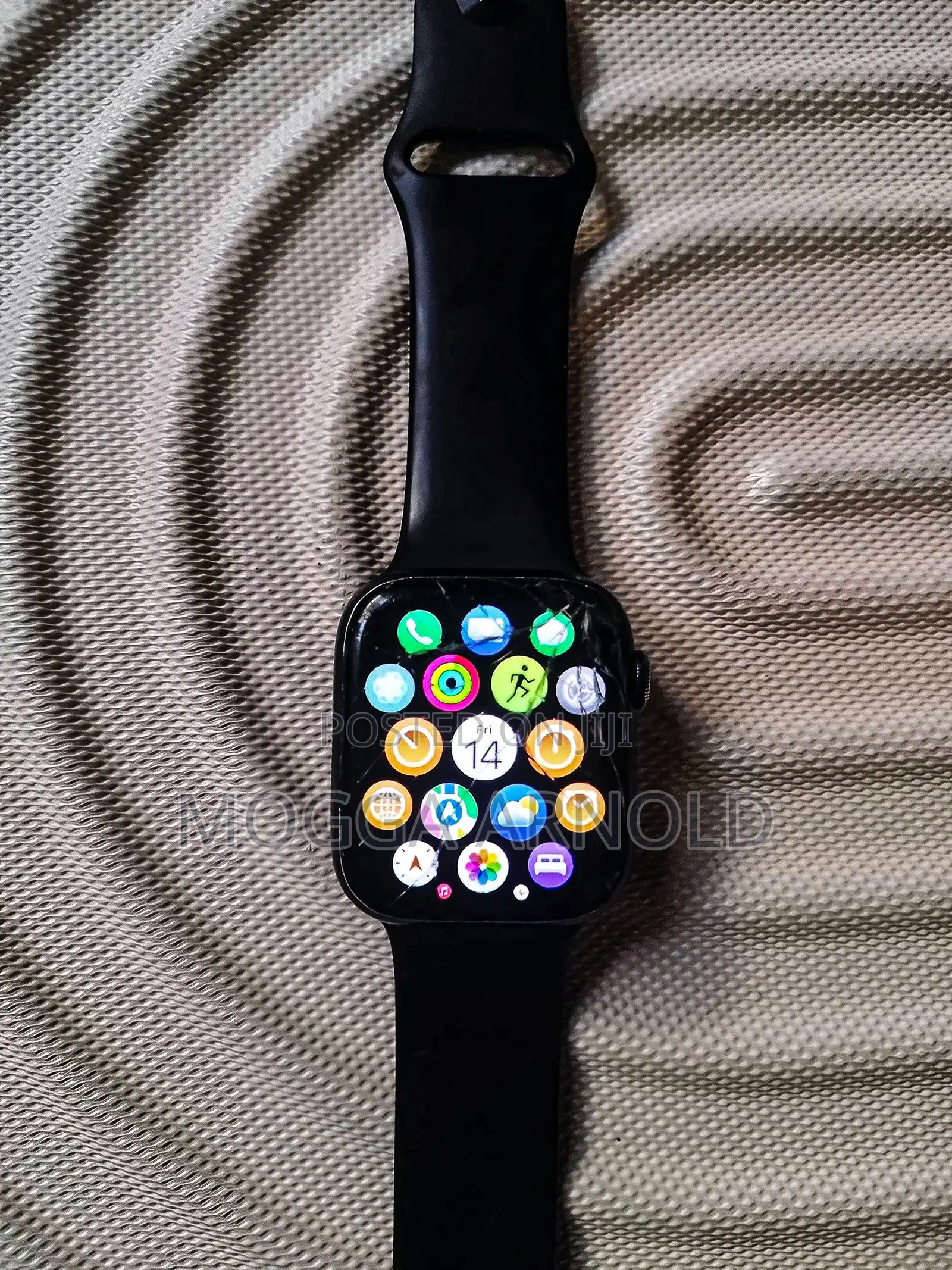 Apple Watch Series 8 45mm GPS Broken Screen Works Well
