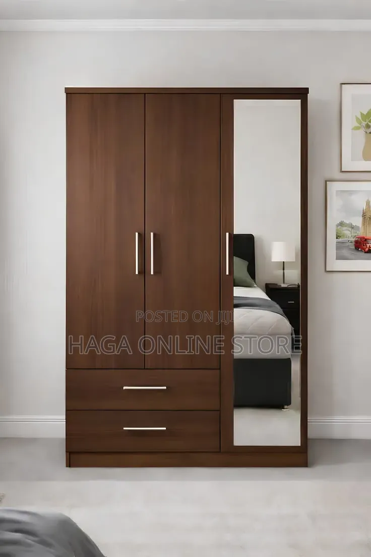3 Doors Wodrobes With Mirror