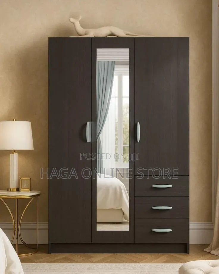 3 Doors Wodrobes With Mirror
