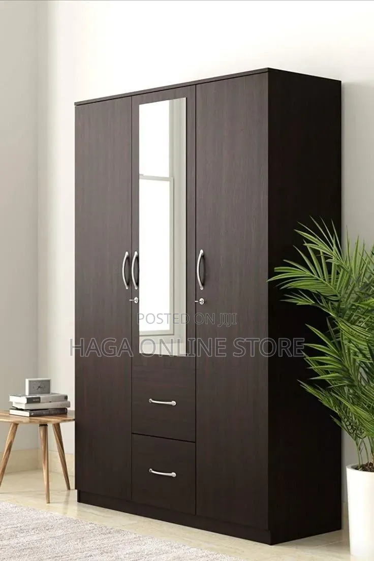3 Doors Wodrobes With Mirror