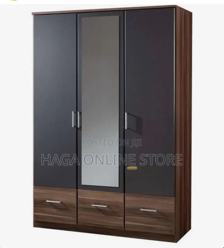 3 Doors Wodrobes With Mirror