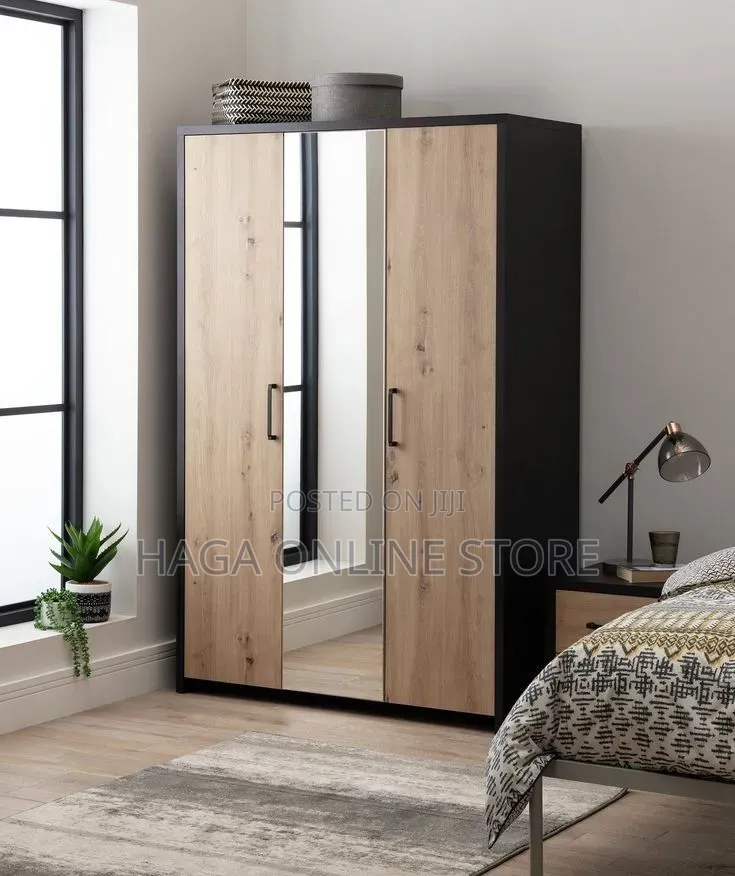 3 Doors Wodrobes With Mirror