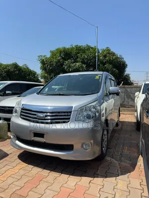 Toyota Noah 2013 Silver