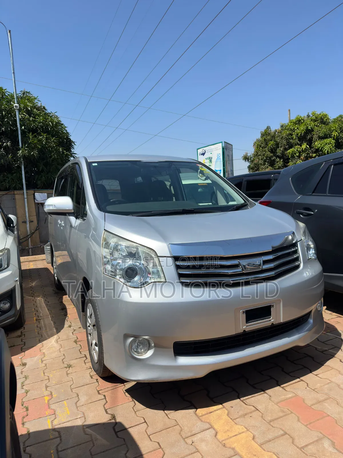 Toyota Noah 2013 Silver