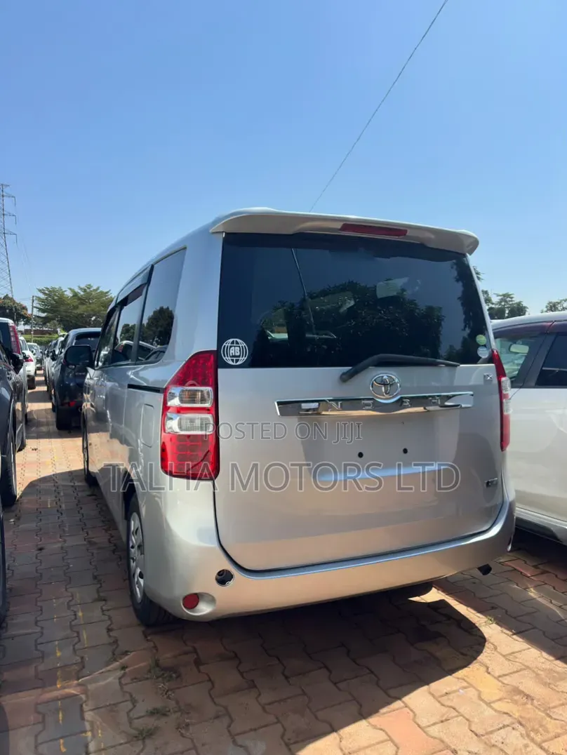 Toyota Noah 2013 Silver