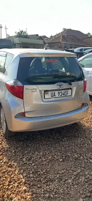 Toyota Ractis 1.5 AWD 2013 Silver