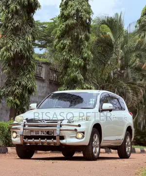 Toyota Vanguard 2011 White