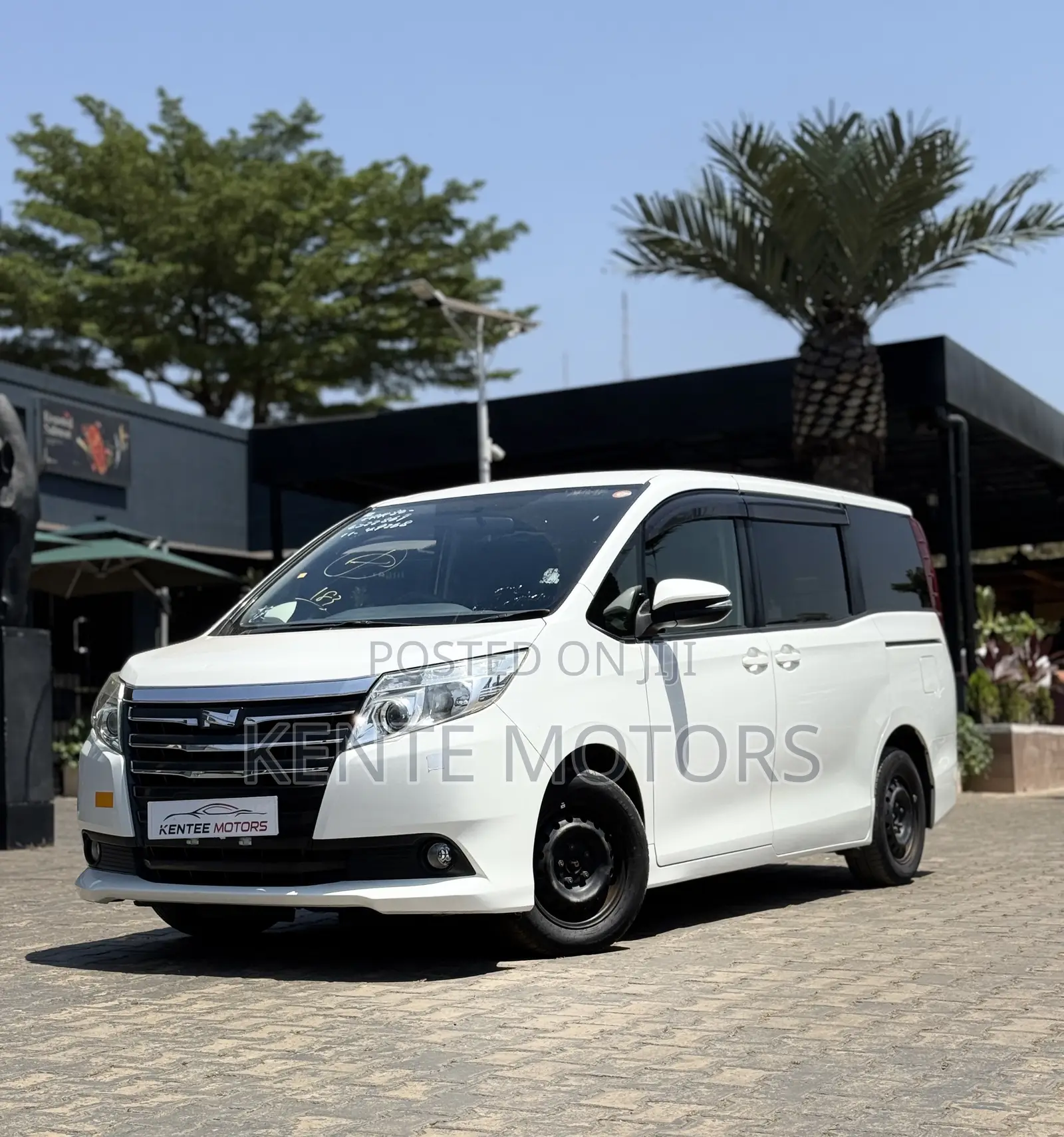 Toyota Noah 2.0 FWD (8 Seater) 2017 White
