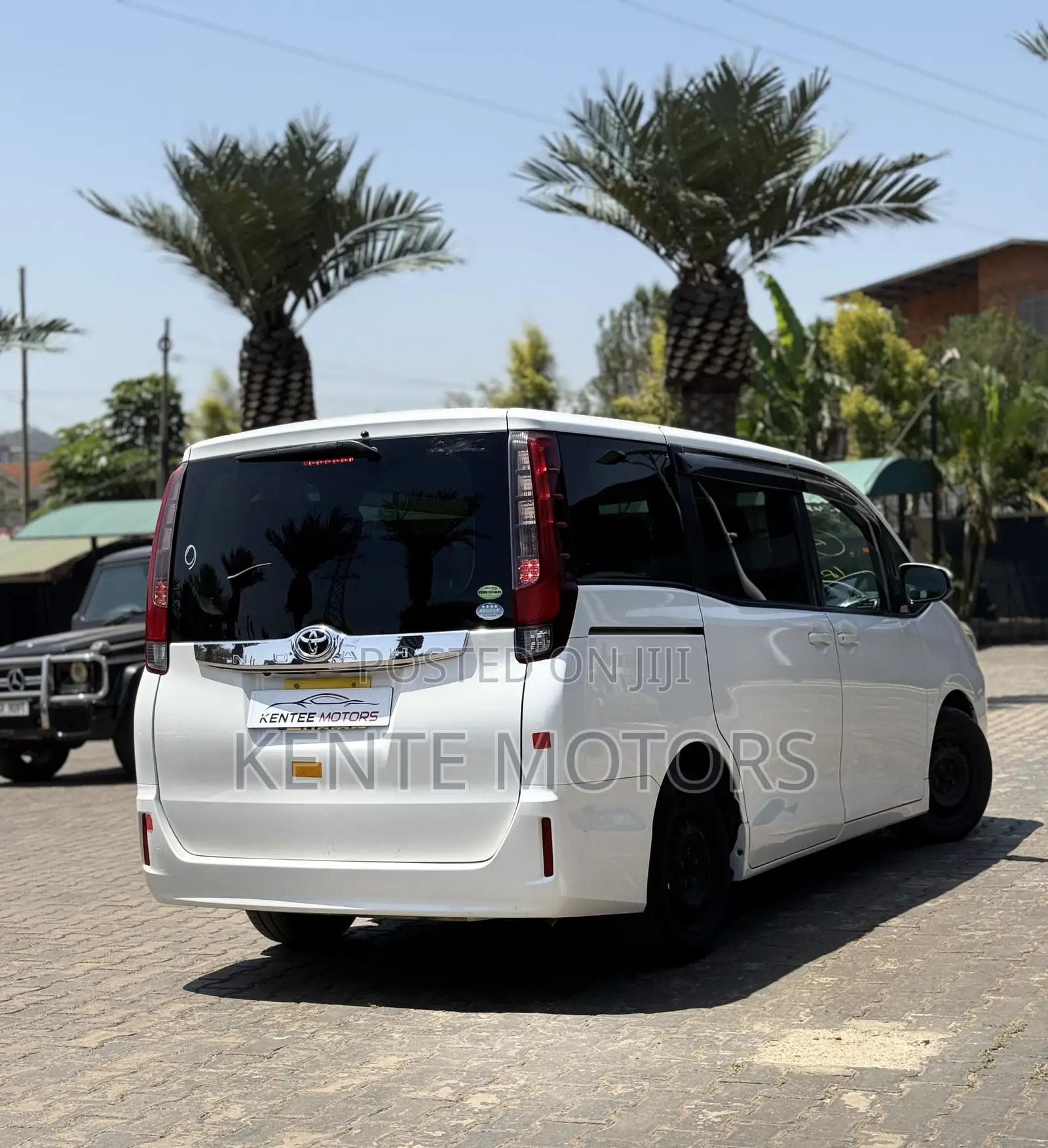 Toyota Noah 2.0 FWD (8 Seater) 2017 White