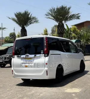 Toyota Noah 2.0 FWD (8 Seater) 2017 White