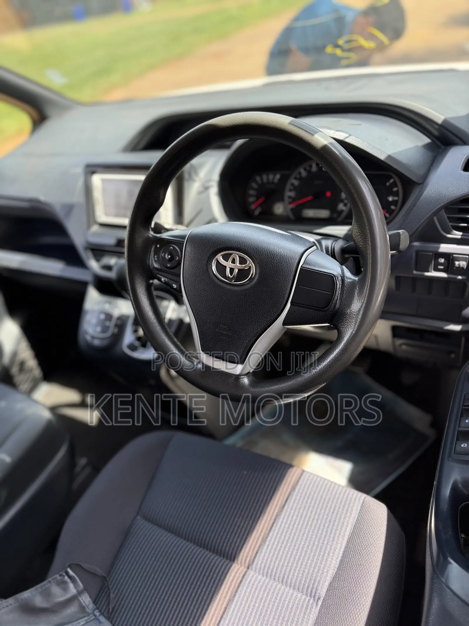 Toyota Noah 2.0 FWD (8 Seater) 2017 White