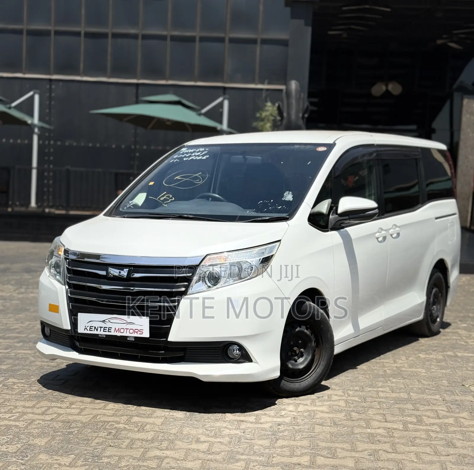 Toyota Noah 2.0 FWD (8 Seater) 2017 White