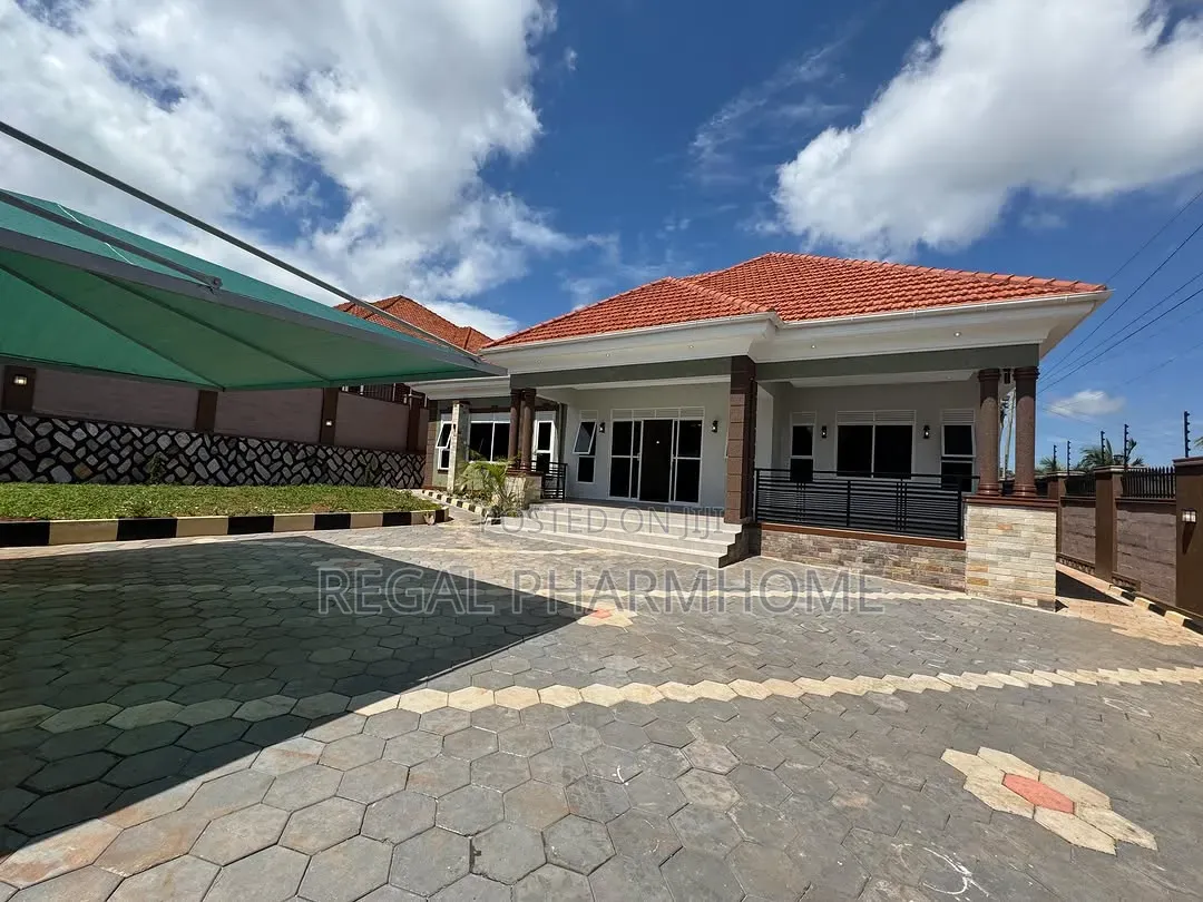 4bdrm Bungalow in Kiwatule, Central Division for rent