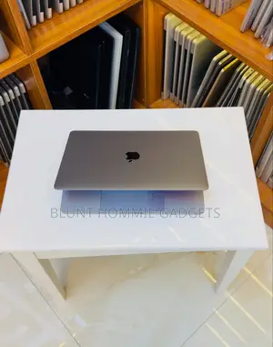 Laptop Apple MacBook Pro 2017 8GB Intel Core i7 SSD 1T