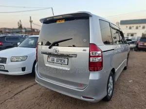 Toyota Noah 2009 Silver