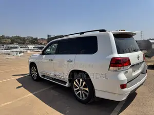 Toyota Land Cruiser 4.6 V8 ZX 2017 White