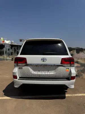Toyota Land Cruiser 4.6 V8 ZX 2017 White