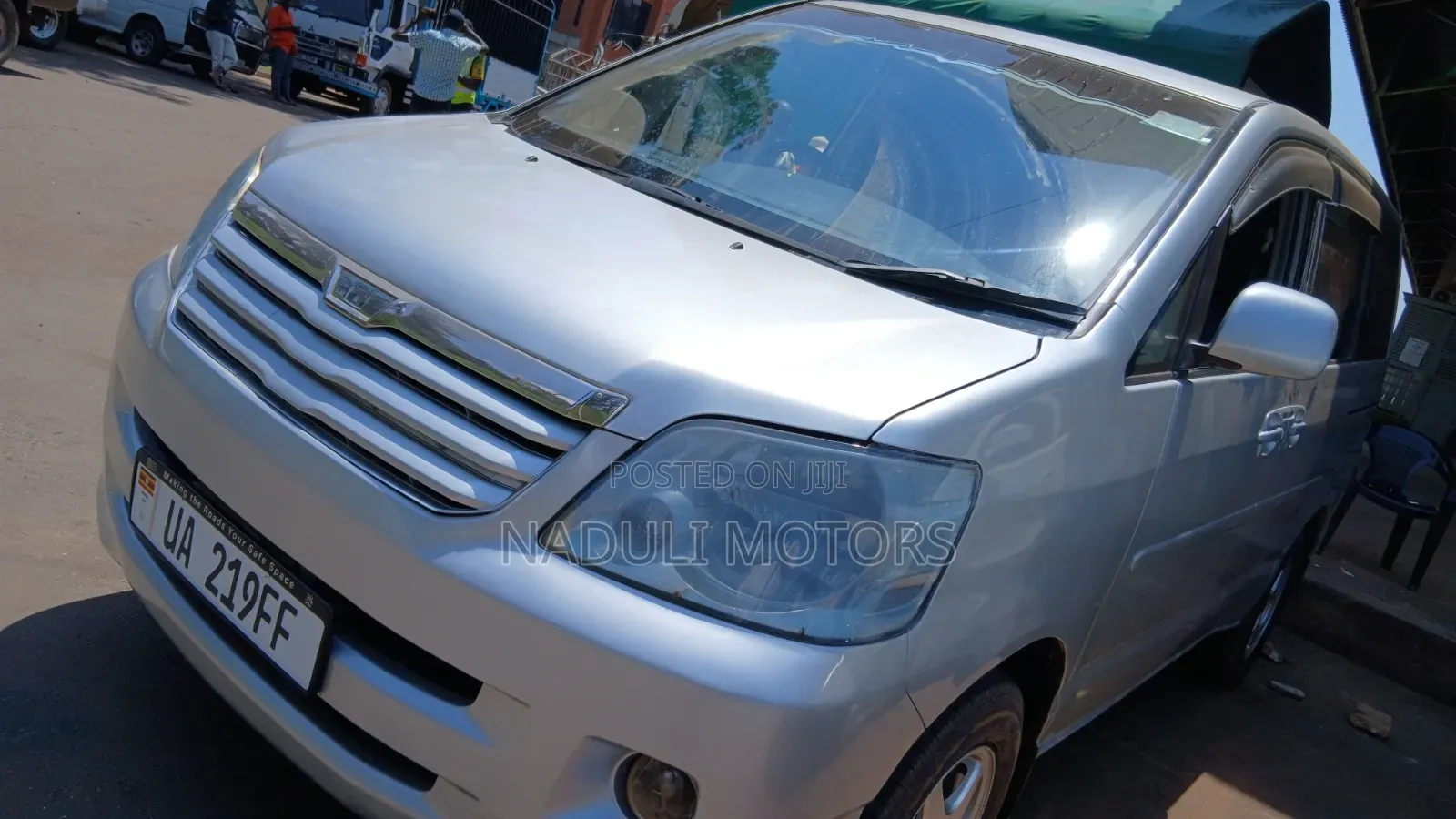 Toyota Noah 2004 Silver