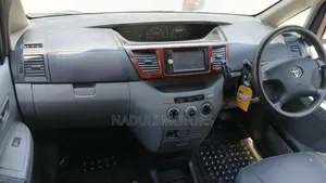 Toyota Noah 2004 Silver
