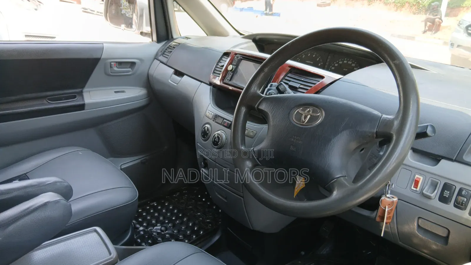 Toyota Noah 2004 Silver
