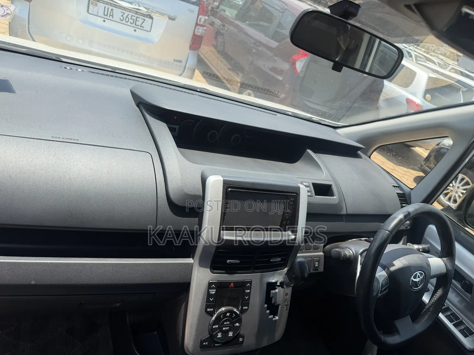 Toyota Noah 2.0 143hp AWD (8 Seater) 2012 White
