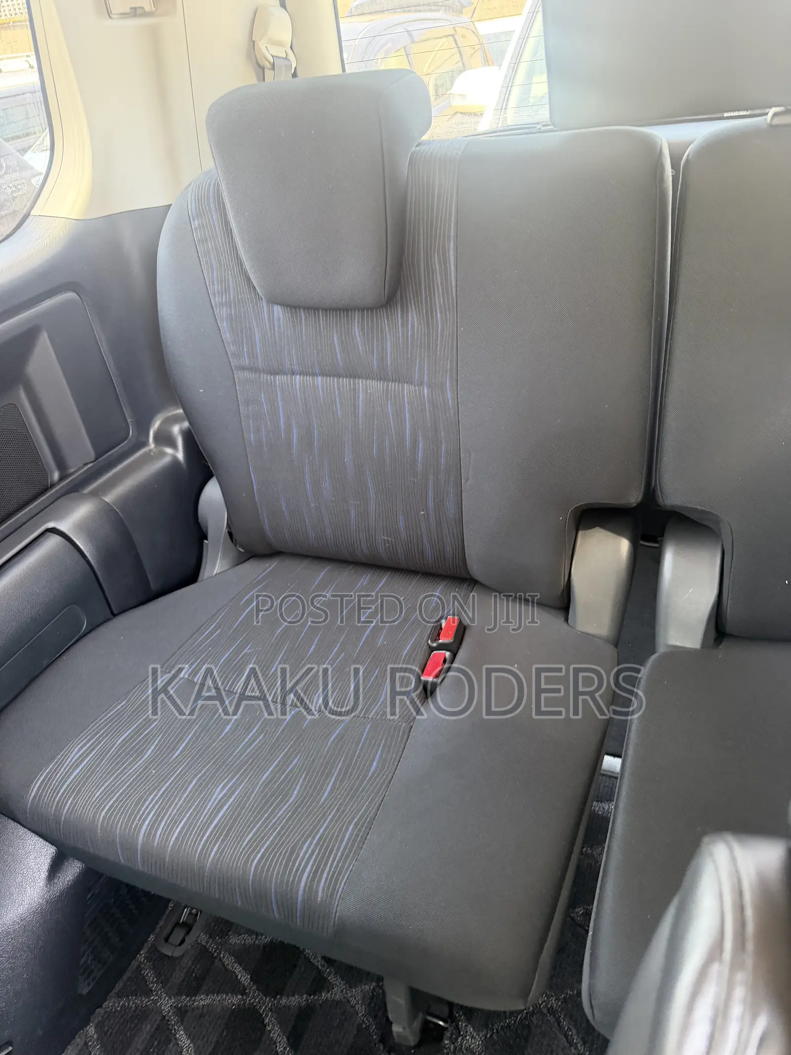 Toyota Noah 2.0 143hp AWD (8 Seater) 2012 White