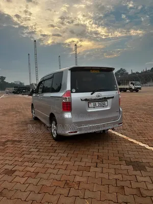 Toyota Noah 2010 Silver