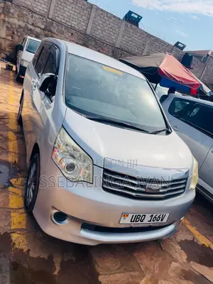 Toyota Noah 2.0 143hp AWD (7 Seater) 2012 Silver
