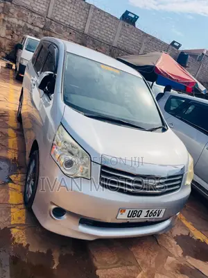 Toyota Noah 2.0 143hp AWD (7 Seater) 2012 Silver