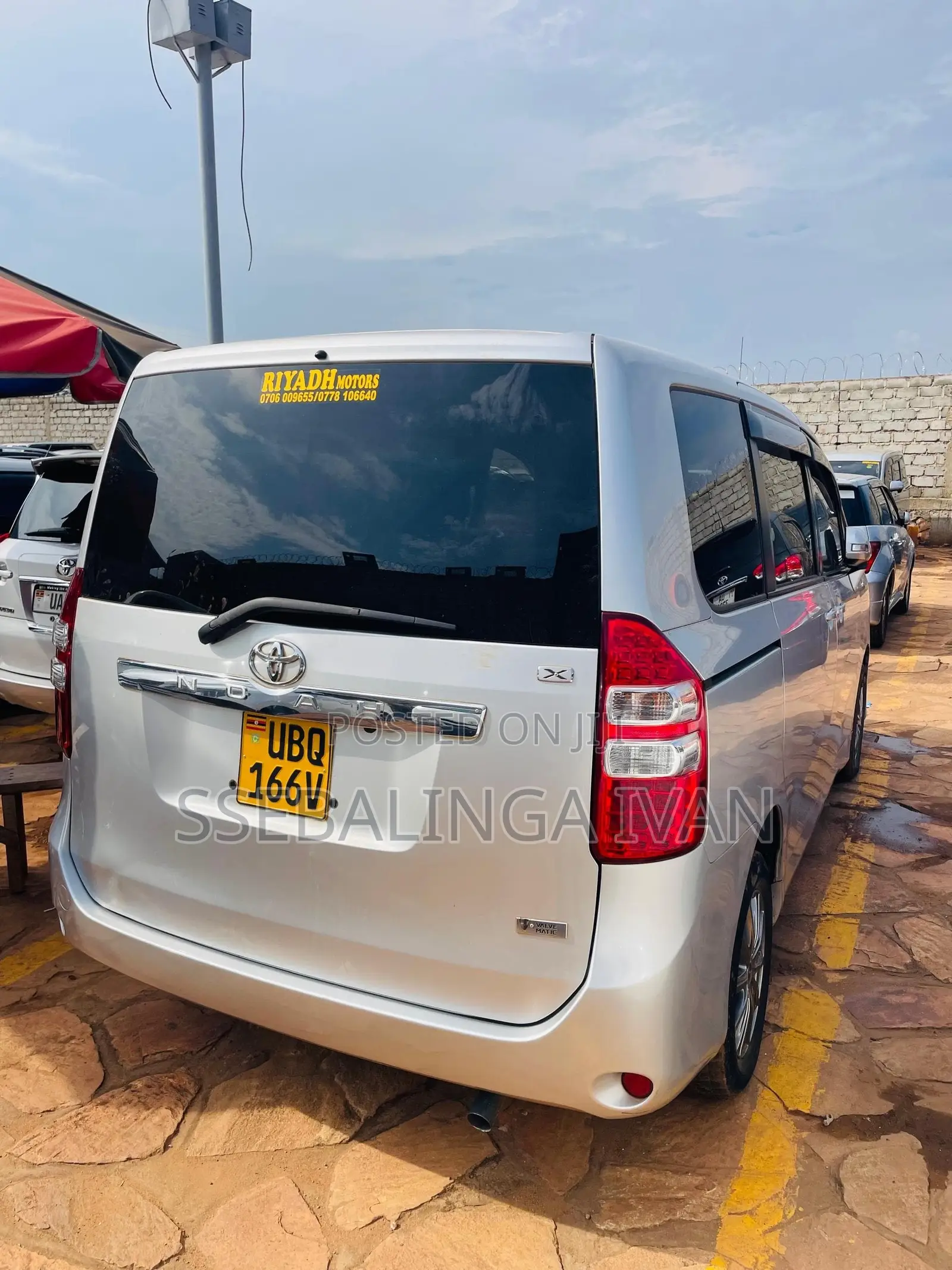 Toyota Noah 2.0 143hp AWD (7 Seater) 2012 Silver