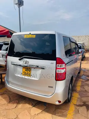 Toyota Noah 2.0 143hp AWD (7 Seater) 2012 Silver
