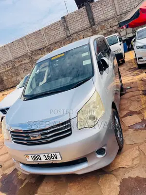 Toyota Noah 2.0 143hp AWD (7 Seater) 2012 Silver