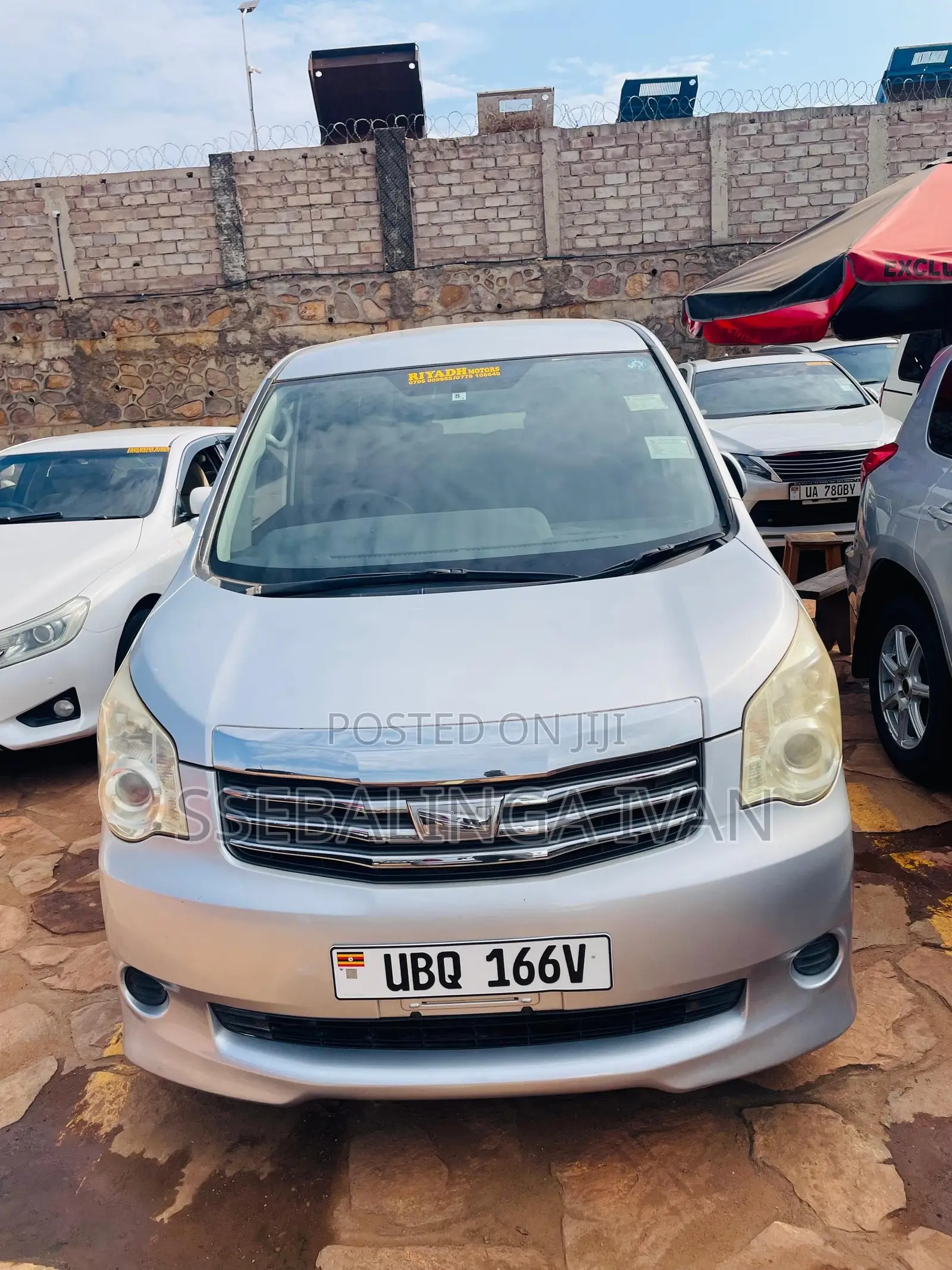 Toyota Noah 2.0 143hp AWD (7 Seater) 2012 Silver