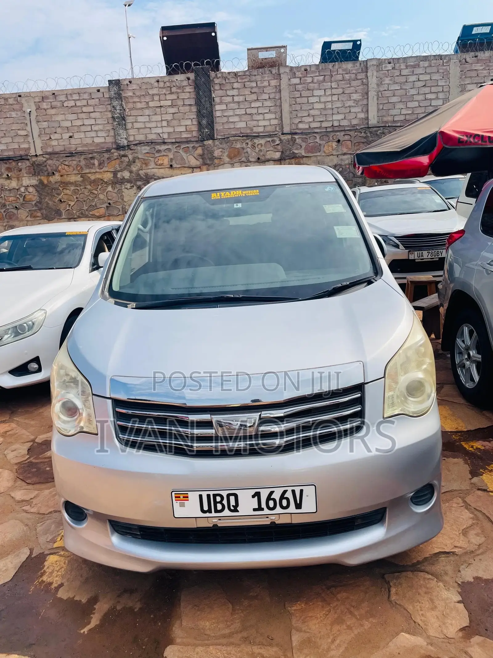 Toyota Noah 2.0 143hp AWD (7 Seater) 2012 Silver