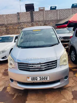 Toyota Noah 2.0 143hp AWD (7 Seater) 2012 Silver