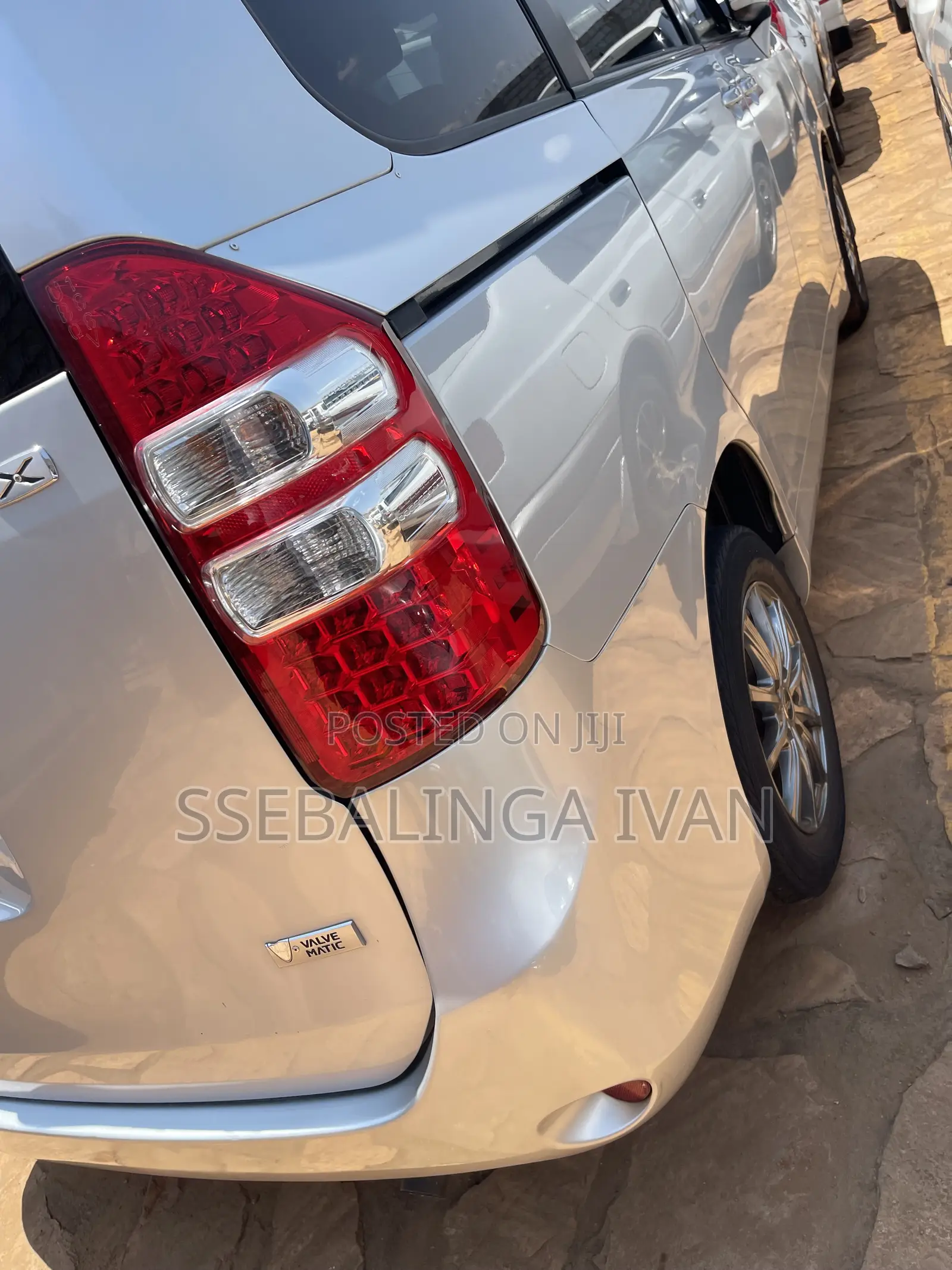 Toyota Noah 2.0 143hp AWD (7 Seater) 2012 Silver