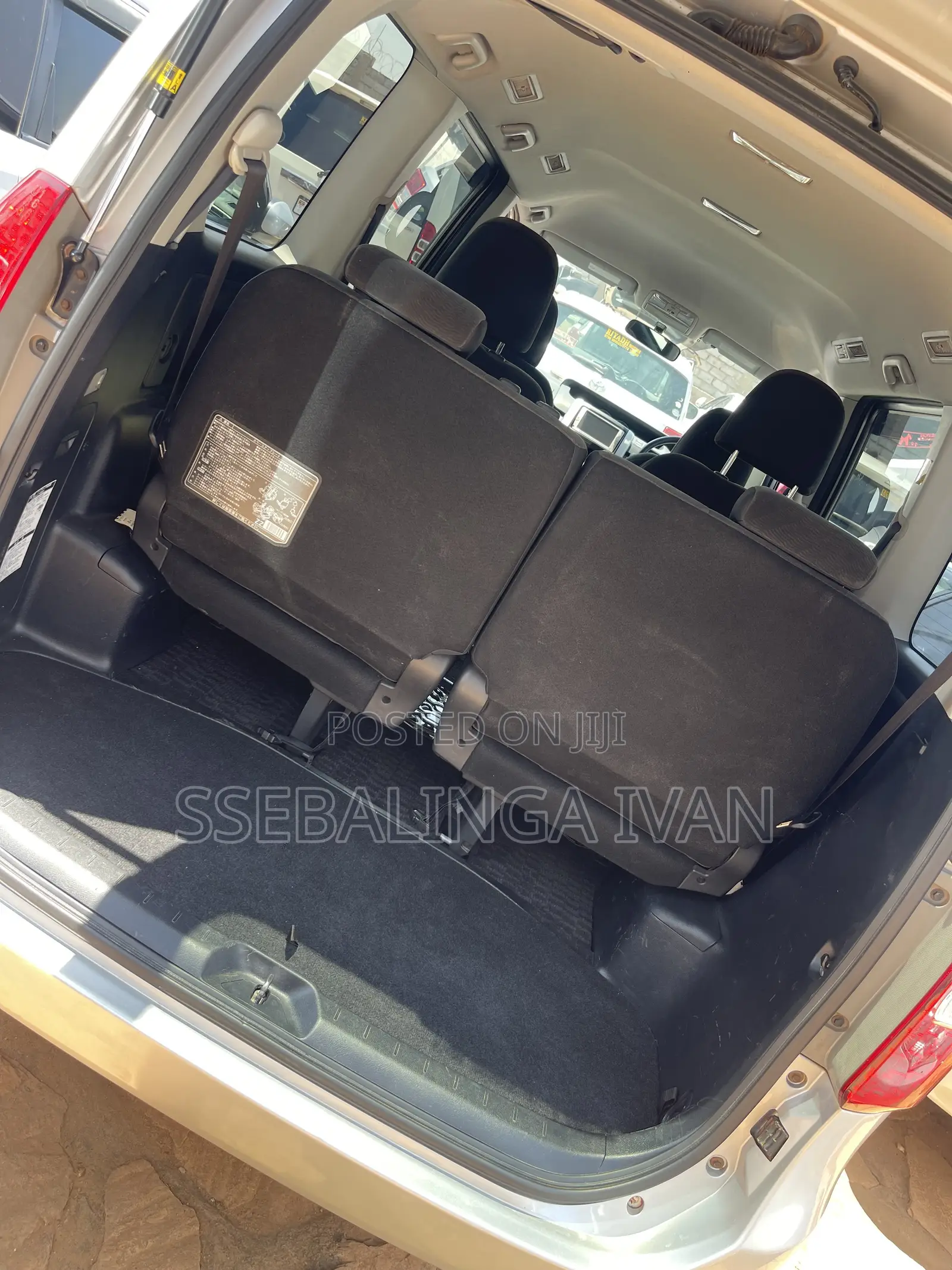 Toyota Noah 2.0 143hp AWD (7 Seater) 2012 Silver