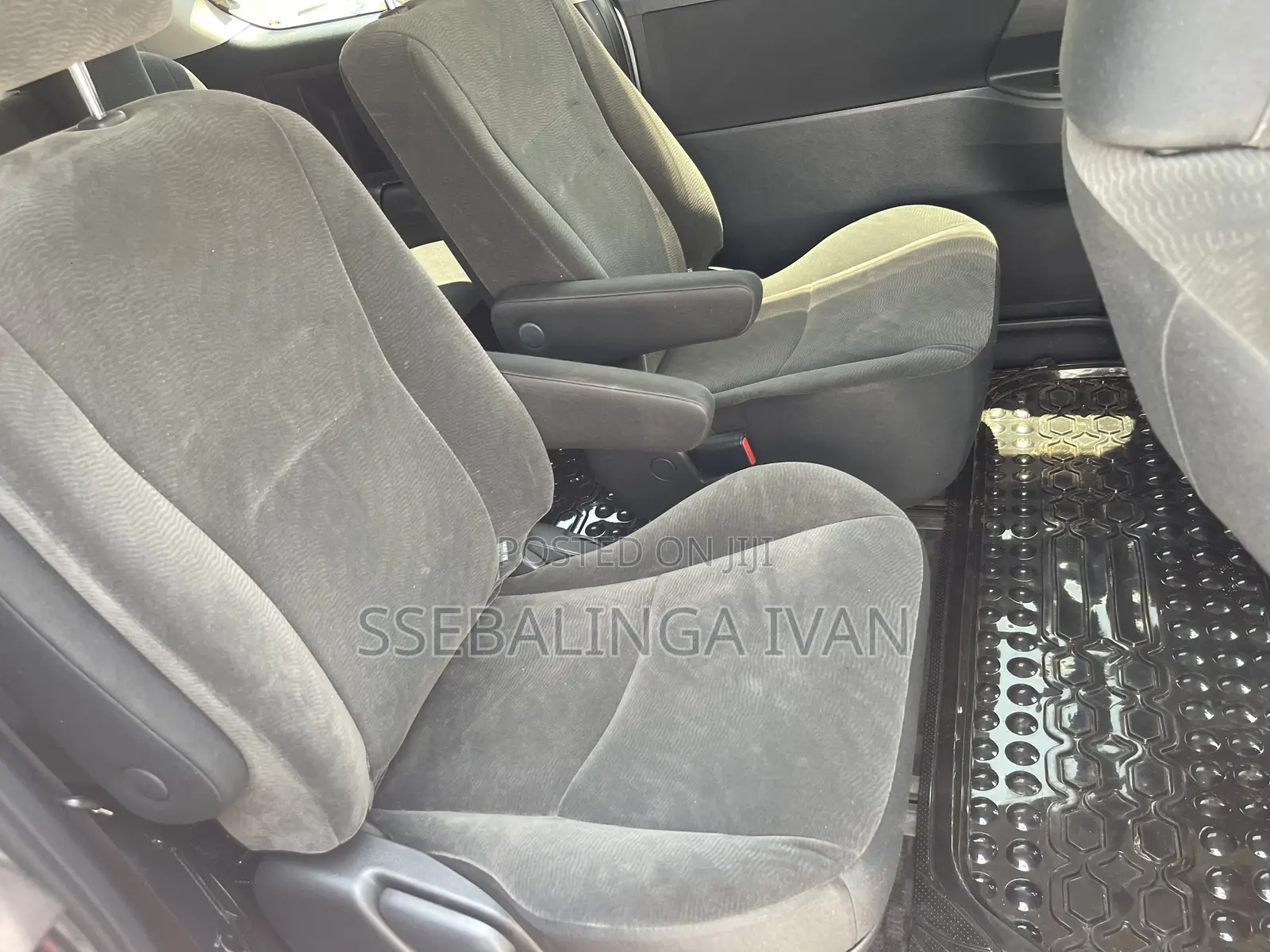 Toyota Noah 2.0 143hp AWD (7 Seater) 2012 Silver