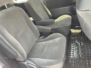 Toyota Noah 2.0 143hp AWD (7 Seater) 2012 Silver