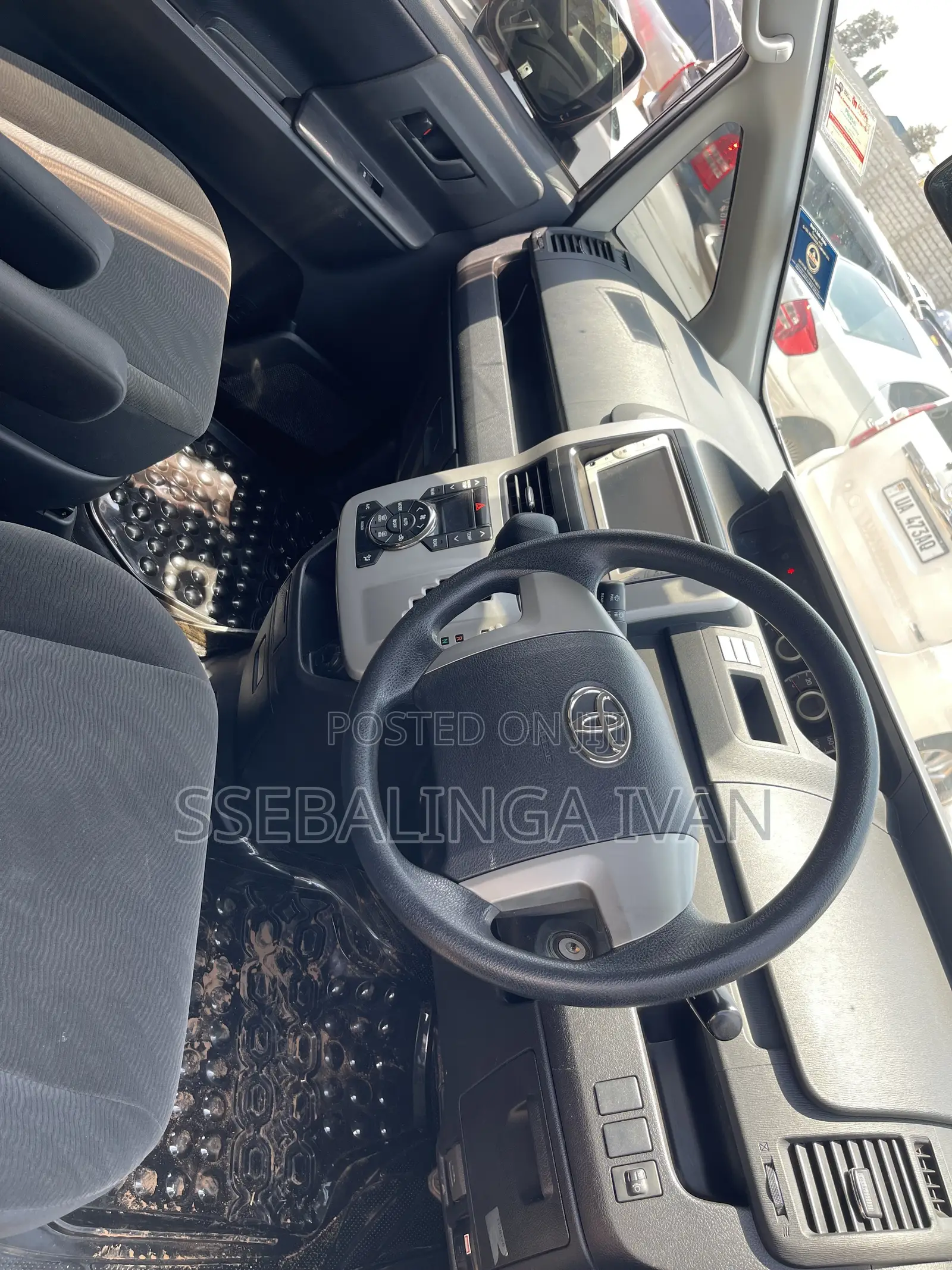 Toyota Noah 2.0 143hp AWD (7 Seater) 2012 Silver