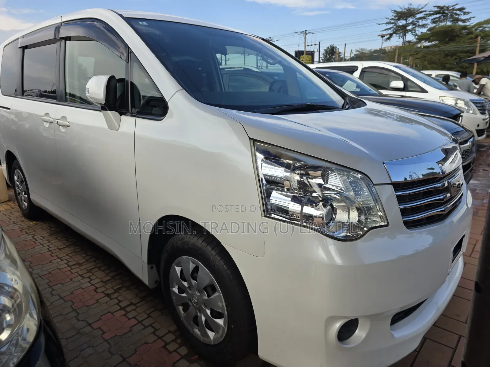Toyota Noah 2013 White