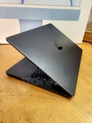 New Laptop Apple MacBook Pro 2023 M3 18GB Apple M3 Pro SSD 512GB