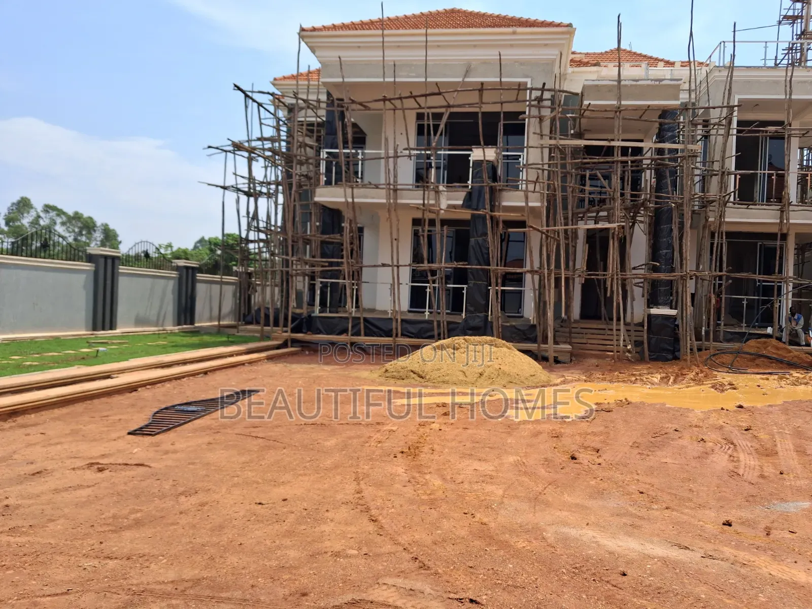 Furnished 7bdrm Duplex in Kira for sale