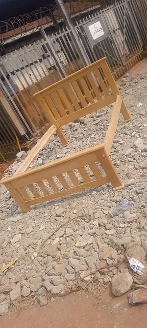 4 by 6 Queen Spindle Bed