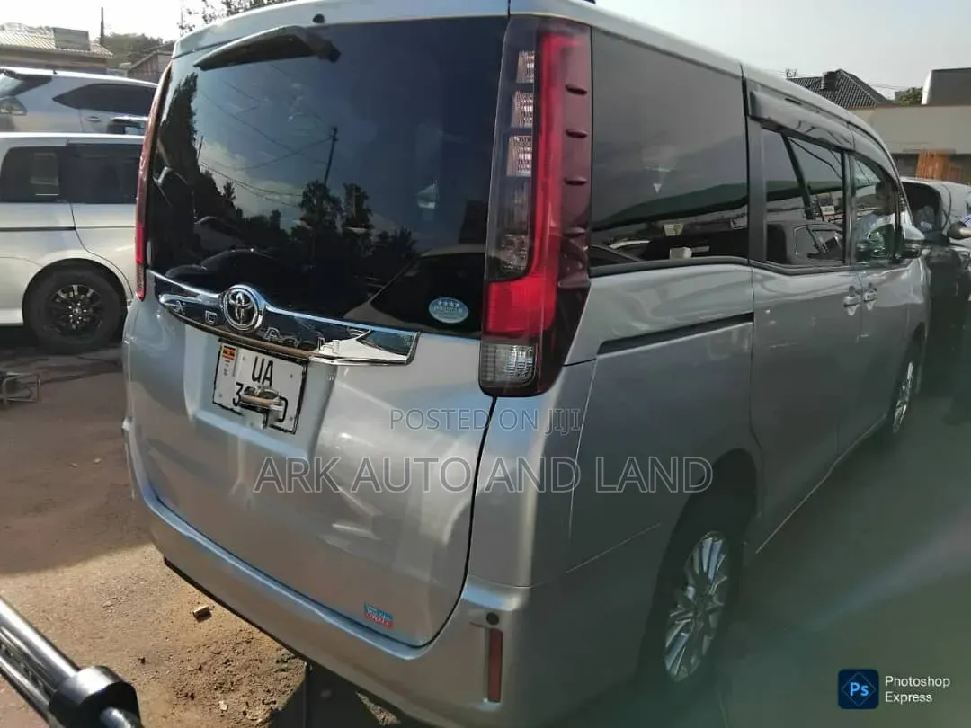 Toyota Noah 2016 Silver